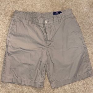 Vineyard Vines 33’ Khaki shorts